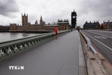Cảnh vắng lặng trên cây cầu Westminster ở London, Anh trong bối cảnh dịch COVID-19 lây lan mạnh. (Ảnh: THX/TTXVN)