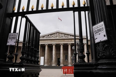 Viện bảo tàng quốc gia Anh ở London đóng cửa do tác động của dịch COVID-19. (Ảnh: THX/TTXVN)