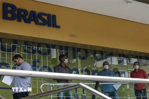 Người dân đeo khẩu trang phòng dịch COVID-19 tại Sao Paulo, Brazil. (Ảnh: THX/TTXVN)
