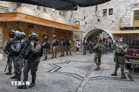 Lực lượng an ninh Israel tuần tra tại thành phố Hebron, Bờ Tây. (Ảnh: AFP/TTXVN)