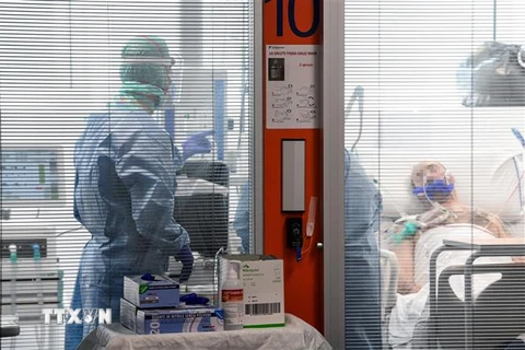 Bệnh nhân nhiễm COVID-19 được điều trị tại bệnh viện ở Lombardy, Italy. (Ảnh: AFP/TTXVN)