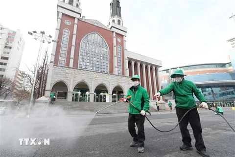 Phun thuốc khử trùng quanh một nhà thờ ở Seoul, Hàn Quốc, nhằm ngăn chặn sự lây lan của virus SARS-CoV-2. (Ảnh: Yonhap/TTXVN)