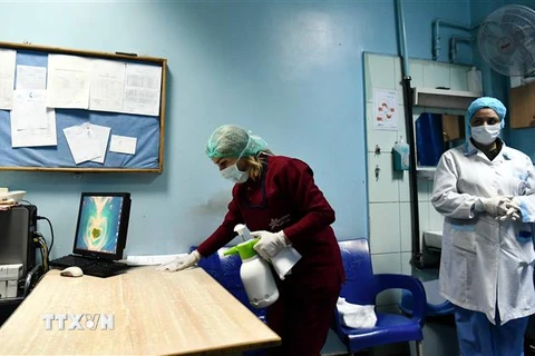 Dọn dẹp khử trùng tại một bệnh viện nhằm ngăn chặn lây lan dịch COVID-19 ở Damascus, Syria. (Ảnh: THX/TTXVN)