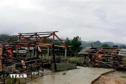 Một nhà dân ở huyện Chiêm Hóa, Tuyên Quang bị hư hỏng do mưa lốc. (Ảnh TTXVN phát)