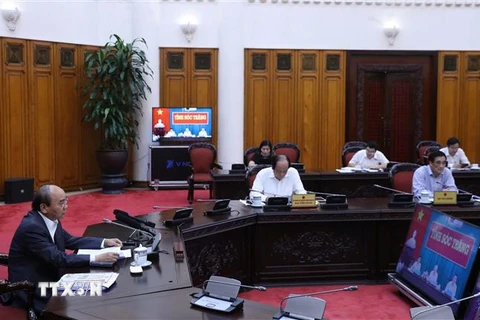 Thủ tướng Nguyễn Xuân Phúc chủ trì buổi làm việc trực tuyến. (Ảnh: Thống Nhất/TTXVN)