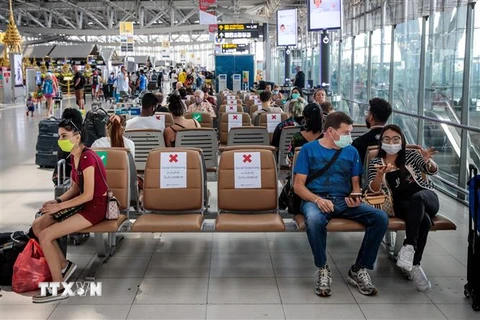 Người dân đeo khẩu trang phòng lây nhiễm COVID-19 tại sân bay Suvarnabhumi ở Bangkok, Thái Lan. (Ảnh: AFP/TTXVN)