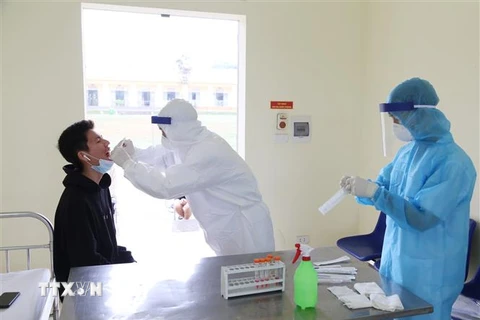 Nhân viên y tế lấy mẫu bệnh phẩm của người nghi nhiễm virus SARS-CoV-2 nhằm phát hiện sớm những người bị nhiễm. (Ảnh: Dương Giang/TTXVN)