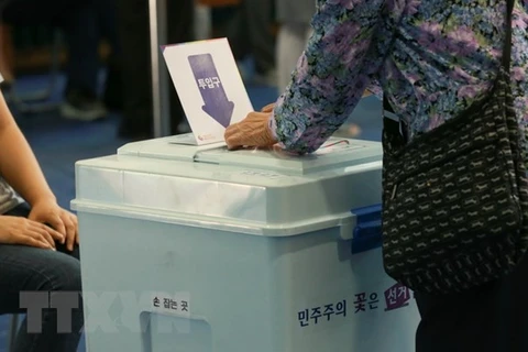 Cử tri bỏ phiếu trong cuộc bầu cử địa phương tại một điểm bầu cử ở Seoul, Hàn Quốc ngày 13/6/2018. (Nguồn: THX/TTXVN)