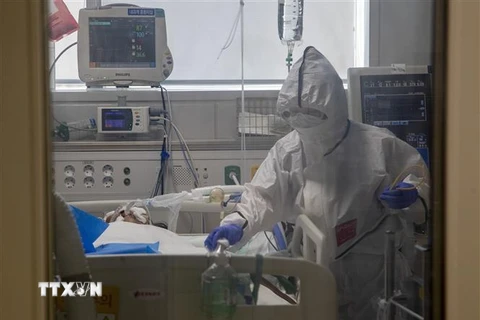 Nhân viên y tế kiểm tra tình trạng bệnh nhân nhiễm COVID-19 tại một bệnh viện ở Daegu, Hàn Quốc. (Ảnh: THX/TTXVN)