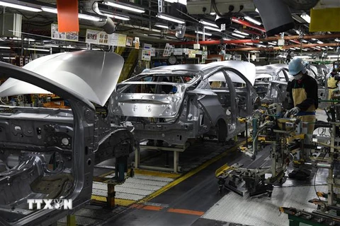Công nhân làm việc tại nhà máy sản xuất ôtô của Toyota. (Ảnh: AFP/TTXVN)