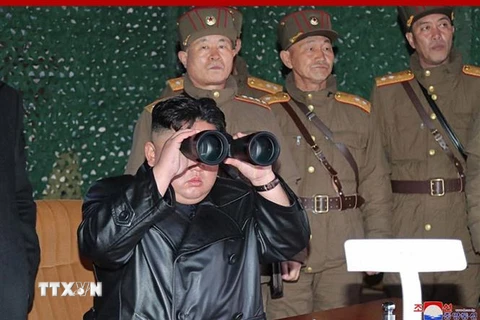 Nhà lãnh đạo Triều Tiên Kim Jong-un giám sát một vụ thử nghiệm vũ khí dẫn đường chiến thuật mới. (Ảnh: Yonhap/TTXVN)