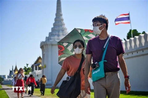 Người dân đeo khẩu trang để phòng tránh lây nhiễm COVID-19 tại Bangkok, Thái Lan. (Ảnh: AFP/TTXVN)