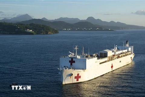 Tàu bệnh viện USNS Comfort của Hải quân Mỹ thả neo tại bờ biển Castries, quốc đảo Saint Lucia. (Ảnh: AFP/TTXVN)
