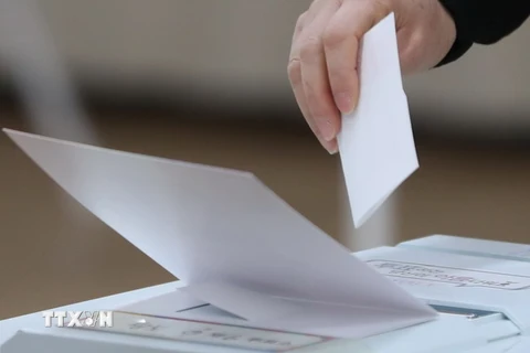 Cử tri Hàn Quốc bỏ phiếu trong cuộc bầu cử Quốc hội và Hội đồng địa phương bổ sung tại Tongyeong ngày 3/4/2019. (Ảnh: YONHAP/TTXVN)