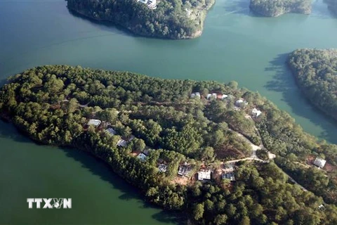 Một dự án khu nghỉ dưỡng cao cấp và du lịch sinh thái tại hồ Tuyền Lâm. (Ảnh: Đặng Tuấn/TTXVN)
