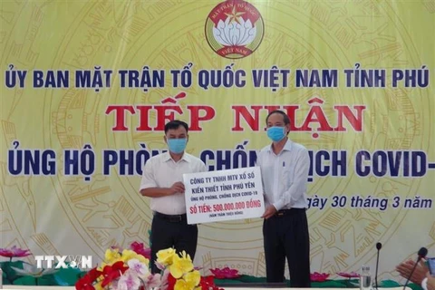 Công ty Xổ số kiến thiết tỉnh Phú Yên ủng hộ 200 triệu đồng. (Ảnh: Xuân Triệu/TTXVN)