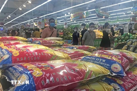 Hàng hóa dồi dào được bày bán tại siêu thị Big C Thăng Long. (Ảnh: Trần Việt/TTXVN)