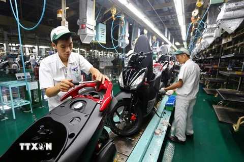 Dây chuyền lắp ráp xe gắn máy tại Công ty TNHH Honda Việt Nam, vốn đầu tư của Nhật Bản tại Vĩnh Phúc. (Ảnh: Danh Lam/TTXVN)