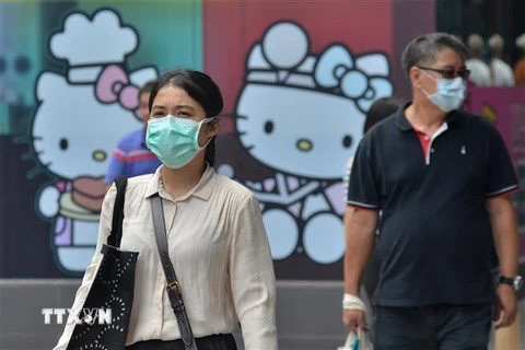 Người dân đeo khẩu trang để phòng tránh lây nhiễm COVID-19 tại Kuala Lumpur, Malaysia. (Ảnh: THX/TTXVN)
