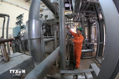 Vận hành tại Nhà máy phát điện từ chất thải công nghiệp được xây dựng tại huyện Sóc Sơn (Thành phố Hà Nội). (Ảnh: Ngọc Hà/TTXVN)
