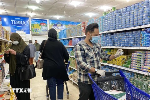 Người dân đeo khẩu trang phòng lây nhiễm COVID-19 tại một siêu thị ở Tripoli, Libya. (Ảnh: AFP/TTXVN)