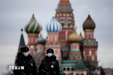 Cảnh sát Nga tuần tra trên Quảng trường Đỏ ở Moskva. (Ảnh: AFP/TTXVN)