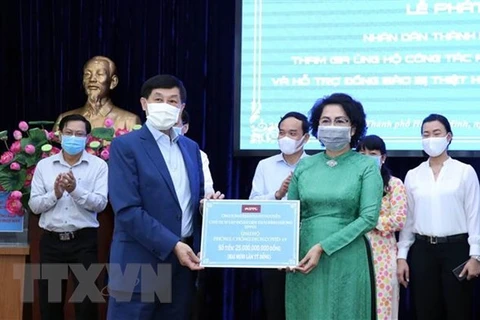 Doanh nhân Johnathan Hạnh Nguyễn (kiều bào Phillippines) ủng hộ 25 tỷ đồng. (Ảnh: Xuân Khu/TTXVN)