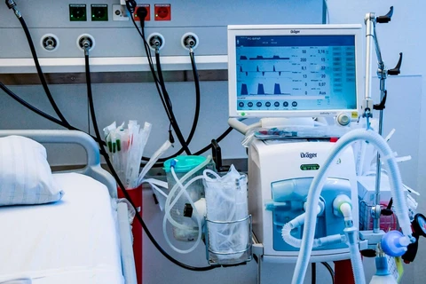 Khi dịch bệnh bùng phát mạnh, nhu cầu sử dụng máy thở tăng cao, khả năng đáp ứng máy thở sẽ gặp rất nhiều khó khăn.(Ảnh: Getty Images)