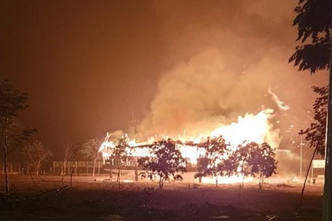 Nhà rông văn hóa trung tâm huyện Đăk Tô bị cháy. (Nguồn: Báo Kon Tum)