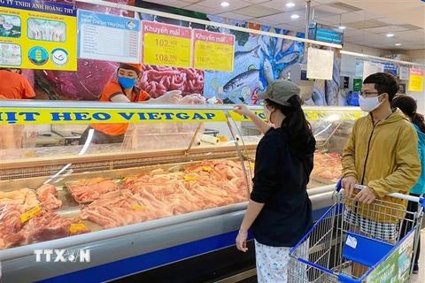 Người tiêu dùng mua thịt lợn tại Co.opmart. (Ảnh: TTXVN phát)