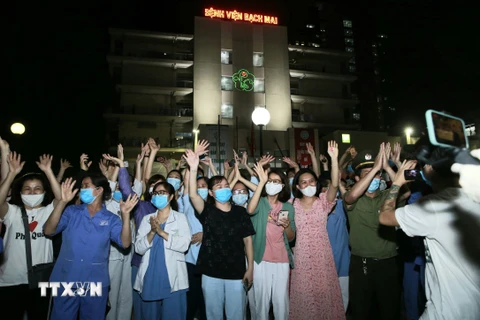 Vào hồi 0 giờ ngày 12/4, tại Hà Nội, lực lượng chức năng chính thức dỡ cách ly y tế đối với Bệnh viện Bạch Mai sau 14 ngày thực hiện cách ly theo quy định. (Ảnh: Doãn Tấn/TTXVN)