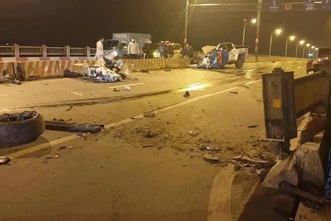 Xe bán tải đâm vào dải phân cách trên cầu Vĩnh Tuy, 1 người tử vong