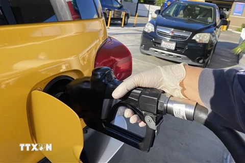 Đổ xăng cho phương tiện tại một trạm xăng. (Ảnh: AFP/TTXVN)