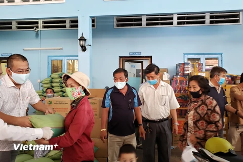 Đại diện Đại sứ quán và Lãnh đạo Câu lạc bộ Doanh nghiệp Việt Nam tại Campuchia trao hàng cứu trợ khẩn cấp cho bà con gốc Việt. (Ảnh: Nguyễn Hùng/Vietnam+)