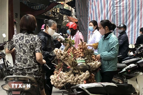 Mua bán tại chợ dân sinh tự phát trên phố Nguyễn Cao, quận Hai Bà Trưng. (Ảnh: Trần Việt/TTXVN)