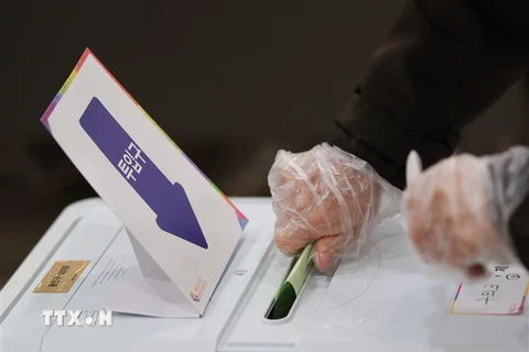 Tại một điểm bỏ phiếu bầu cử Quốc hội ở quận Gwangjin, Seoul, Hàn Quốc ngày 15/4. (Ảnh: Yonhap/TTXVN)