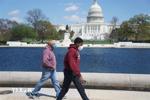 Người dân đeo khẩu trang phòng lây nhiễm COVID-19 tại Washington D.C., Mỹ. (Ảnh: THX/TTXVN)