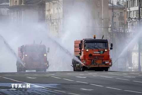 Phun khử trùng đường phố nhằm ngăn chặn sự lây lan của dịch COVID-19 tại Moskva, Nga. (Ảnh: AFP/TTXVN)