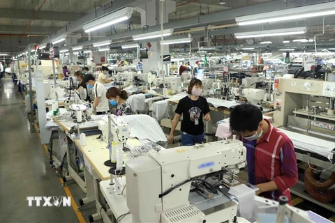 Dây chuyền sản xuất hàng may mặc Việt Nam tại khu công nghiệp Bá Thiện 2, huyện Bình Xuyên, tỉnh Vĩnh Phúc. (Ảnh: Hoàng Hùng/TTXVN)