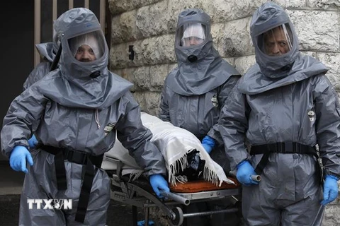 Chuyển thi thể bệnh nhân COVID-19 tới nhà tang lễ Shamgar ở Jerusalem, Israel. (Ảnh: AFP/TTXVN)