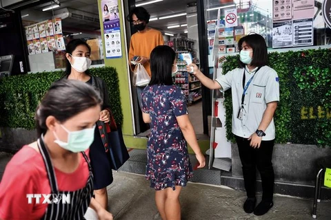 Đo thân nhiệt phòng lây nhiễm COVID-19 tại một siêu thị ở Bangkok, Thái Lan. (Ảnh: AFP/TTXVN)