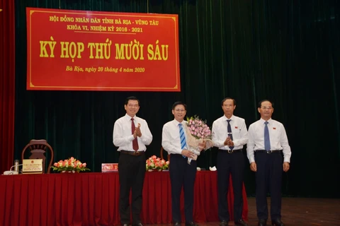 Ông Nguyễn Hồng Lĩnh (ngoài cùng, bên trái), Ủy viên Trung ương Đảng, Bí thư Tỉnh ủy, Chủ tịch HĐND tỉnh; ông Nguyễn Văn Thọ (thứ hai, bên phải), Chủ tịch UBND tỉnh và ông Mai Ngọc Thuận, Phó Chủ tịch HĐND tỉnh chúc mừng ông Lê Ngọc Khánh. (Nguồn: Báo Bà 