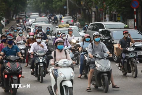Người và phương tiện giao thông di chuyển khá đông cuối chiều 20/4 tại Hà Nội. (Ảnh: Thanh Tùng/TTXVN)