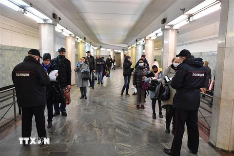 Cảnh sát Nga kiểm tra giấy thông hành của người dân tại nhà ga tàu điện Sokolniki ở thủ đô Moskva trong thời gian lệnh hạn chế đi lại được áp đặt. (Ảnh: THX/TTXVN)