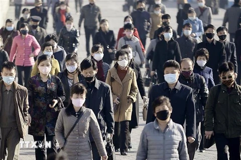 Người dân đeo khẩu trang phòng tránh lây nhiễm COVID-19 tại Bình Nhưỡng, Triều Tiên. (Ảnh: Yonhap/TTXVN)