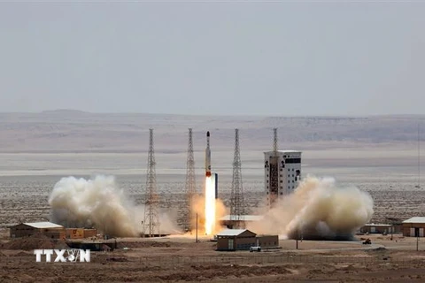 Vụ phóng vệ tinh Simorgh của Iran tại một địa điểm không xác định. (Ảnh: AFP/TTXVN)