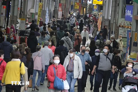 Người dân di chuyển trên đường phố tại Tokyo, Nhật Bản ngày 21/4. (Ảnh: AFP/TTXVN)
