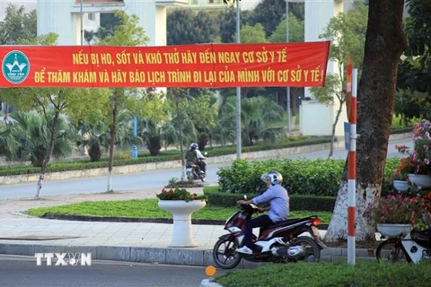 Băngrôn tuyên truyền, hướng dẫn người dân phòng, chống dịch COVID-19 trên đường Mê Linh, thành phố Vĩnh Yên. (Ảnh: Hoàng Hùng/TTXVN)