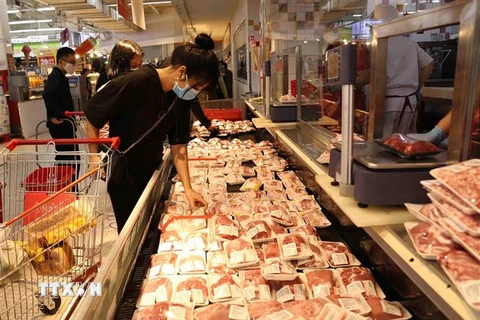 Giá thịt lợn trên thị trường vẫn ở mức cao. (Ảnh: TTXVN)