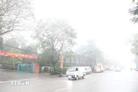 Sương mù trên phố tại quận Cầu Giấy. (Ảnh: Văn Điệp/TTXVN)